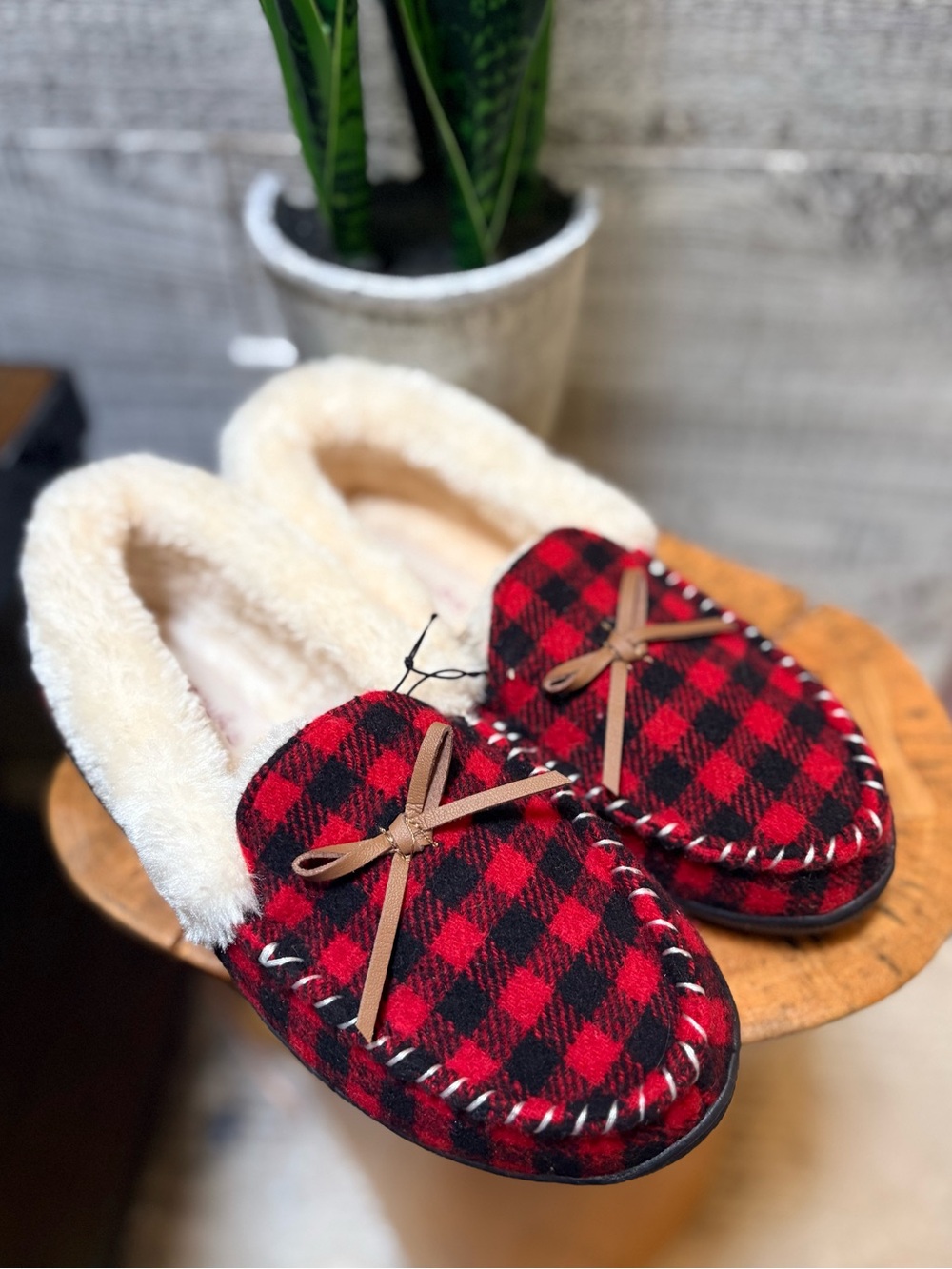 Outbound | NWT Cozy Red Buffalo Plaid Faux-Fur Lined Slippers - Women's 9
